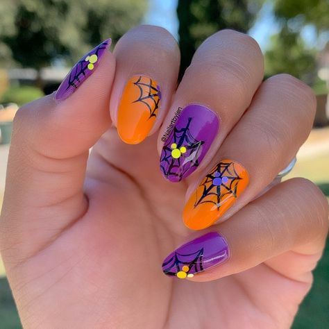 Mickey Halloween Nails, Disney Gel Nails, Mickey Mouse Nail Design, Disney Themed Nails, Disney Halloween Nails, Mickey Mouse Nail Art, Halloween Nail Colors, Halloween Nail Art Easy, Minion Nails