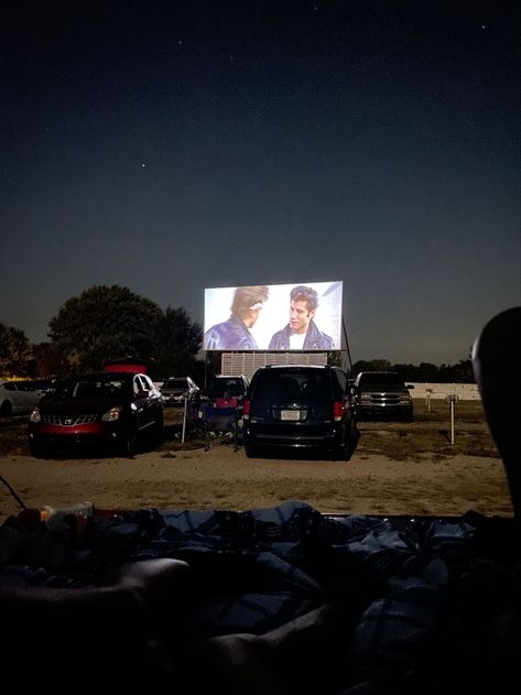 Fav Date Couple Drive In Movie, Summer Date Night Aesthetic, Drive In Movie Date Aesthetic, Drive In Cinema Aesthetic, Cute Summer Dates, Dream Date Ideas, Car Movie Date, Movies With Boyfriend, Cute Dates Aesthetics