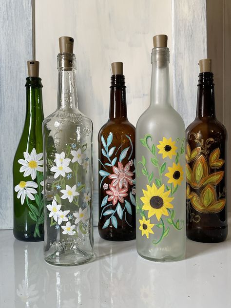 Black Glass Bottle Painting, Wine Bottle Vase Diy, Glass Bottle Painting Aesthetic, Painted Bottles Ideas, Group Crafts For Women, Wine Bottle Painting Ideas, Painting Glass Jars, Painted Bottles, Glass Painting Designs