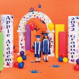 Preschool Graduation Decorations, Kindergarten Graduation Ceremony, Graduation Stage, Pre K Graduation, Kids Graduation, Graduation Design, Balloon Kit, Preschool Graduation, Graduation Theme