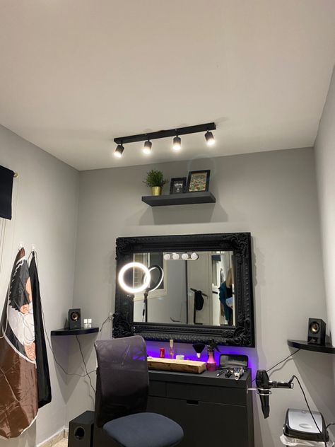 Barber Mirror Ideas, Barber Setup At Home, Home Barber Shop Ideas, Barber Setup, Barber Studio Ideas, Home Barbershop, Barbershop Design Interior, Parlour Design, Beauty Shop Decor