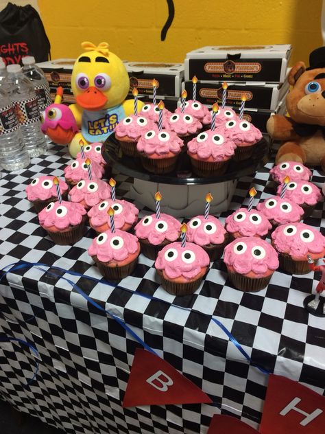 FNAF Chica and cupcakes Five Nights at Freddy's Carl Cupcake Fnaf, Chica Cupcake Fnaf, Fnaf Cupcakes Birthday, Five Nights At Freddy’s Cupcakes, Fnaf Party Food Ideas, Fnaf Cupcake Cake, Fnaf Snacks, Mr Cupcake Fnaf, Fnaf Cookies