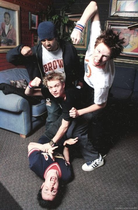 Sum 41 2000s Rock Bands, Pop Punk Aesthetic, Deryck Whibley, 2000s Wallpaper, Band Photoshoot, 2000s Skater, Pop Punk Bands, Music Is My Escape, I'm With The Band