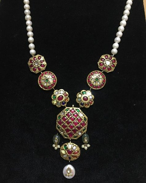 Traditional Jewelry Rajasthani, Thappa Jewellery, Statement Jewelry Outfit, Rajputi Jewellery, Silver Jewellery Online, Antique Jewellery Designs, Crystal Bridal Earrings, Antique Bridal Jewelry, Real Gold Jewelry