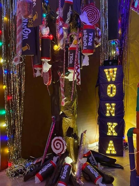 Willy Wonka Christmas Tree, Wonka Christmas Tree, Wonka Decorations, Chair Wreaths, Wonka Christmas, Candy Tree, Candyland Christmas, Diy Decorations, Willy Wonka