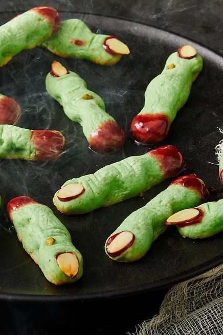 witch finger cookies Easy Halloween Party Treats, Fun Halloween Food Ideas, Scary Halloween Food, Witch Finger Cookies, Finger Cookies, Halloween Cookie Recipes, Halloween Food Ideas, Witches Fingers, Halloween Food Desserts