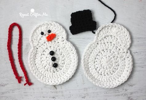 Crocheted Snowman, Appliques Au Crochet, Crochet Christmas Garland, Crochet Christmas Stocking Pattern, Crochet Christmas Ornaments Free, Crochet Ornament Patterns, Repeat Crafter Me, Crochet Christmas Stocking, Crochet Snowman