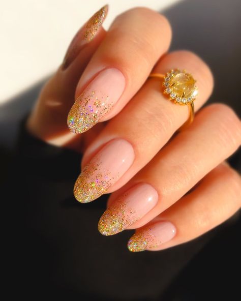 JASMIN’s Instagram post: “I’ve heard we’re all doing glitter gradients? ✨ wearing the iconic “I’m a mf supernova” by @mooncat* over a @leminimacaron crème brûlée…” Ombre Gold Nails, Ombre Fall Nails, Ombre Nails Ideas, Golden Nails Designs, Golden Ombre, Glitter Ombre Nails, Golden Nails, Pointy Nails, Ombre Nails Glitter