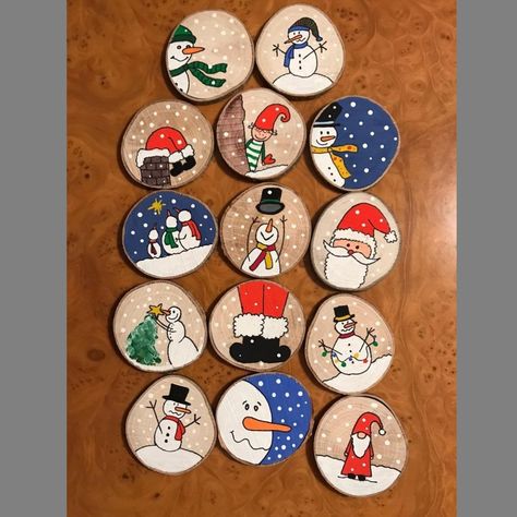 Christmas Hand Painted, Diy Crafts Christmas, Wooden Christmas Crafts, Rocks Painted, Christmas Rock, Painted Christmas Ornaments, Christmas Wood Crafts, Wood Christmas Ornaments, Wooden Christmas Ornaments