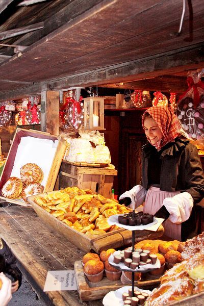 A cake stall in Stockholm Interactive Crafts, Skansen Stockholm, Scandinavian Animals, Outdoor Museum, European Christmas, Tiny Island, Christmas In Europe, Festive Food, Best Christmas Markets