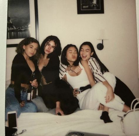 Squad Girls Aesthetic, 4lifers Aesthetic, Quartet Poses, 4 Group Of Friends, Friend Group Of 4, Foto Best Friend, Group Photo Poses, Friend Group Pictures, Cho Chang