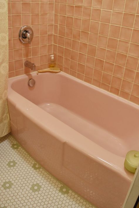 Green And Pink Bathroom, Tub Bathroom Ideas, Pink Bathroom Vintage, Pink Tile Bathroom, Pink Bathtub, Retro Pink Bathroom, Pink Tub, Vintage Pink Bathroom, Peach Bathroom