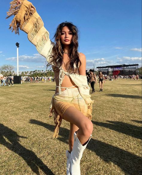 Dresses For Festivals, Coachella Inspired Outfits, Coachella Outfit Ideas, Top 10 Hairstyles, Outfits Coachella, Hairstyle 2024, Hairstyle For Wedding, Coachella Fits, Cochella Outfits