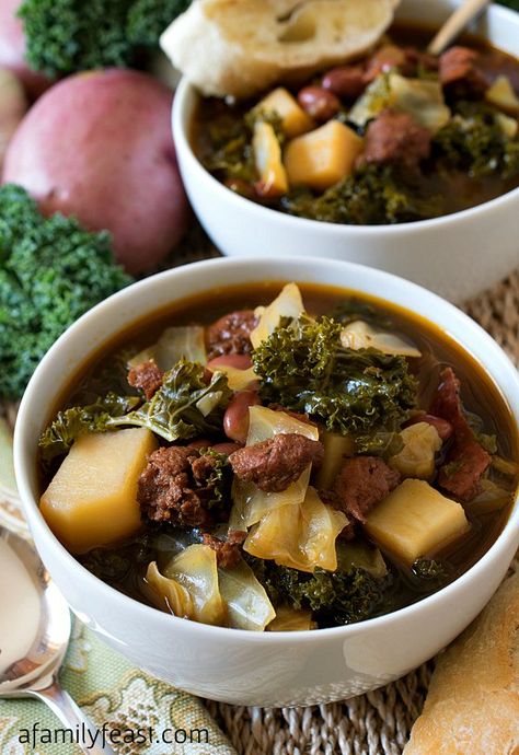 Portuguese Kale Soup, Portuguese Soup, Kale Soup Recipes, Tomato Rice, Kale Soup, Sausage Soup, Family Feast, Soup And Stew, Portuguese Recipes