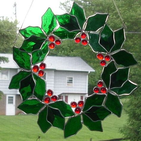 Glass Wreath, Stained Glass Patterns Free, Holly Wreath, Stained Glass Ornaments, Glass Creations, Stained Glass Decor, Stained Glass Suncatchers, Stained Glass Christmas, Stained Glass Diy