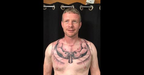 Carlisle, Cumbria tattoo artist Richard Batey of Immortal Art Studio created a hilarious chest tattoo for trucker Kenny Ollerenshaw that makes it look like Trucker Tattoo, Tattoo Memes, Nikko Hurtado, Terrible Tattoos, Horrible Tattoos, Live Tattoo, 80s Party Outfits, Funny Photoshop, Back To School Nails