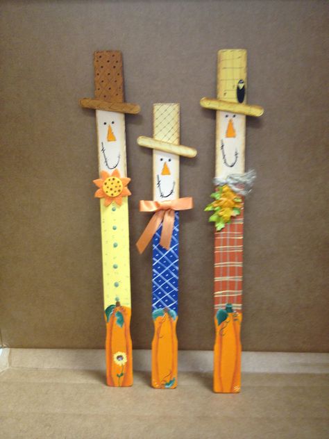 Scarecrow paint sticks Scarecrow Made Out Of Pallet Wood, Paint Stick Scarecrow, Picket Scarecrow, Pallet Scarecrow, Scarecrow Painting, Paint Stick Crafts, Scarecrow Crafts, Fall Wood Crafts, Paint Sticks