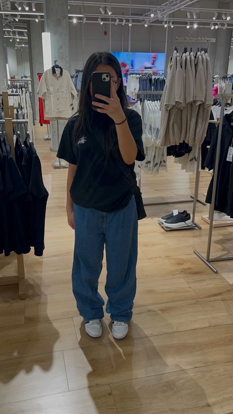 Baggy Jeans Woman Outfit, Womens Stussy Outfit, Bagy Jeans Outfit Girl, Beggy Outfit Girl, Baggy Look Outfit, Tshirt Baggy Jeans Outfit, Stussy Bag Outfit, Stussy Women Outfit, Stussy Girl Outfits