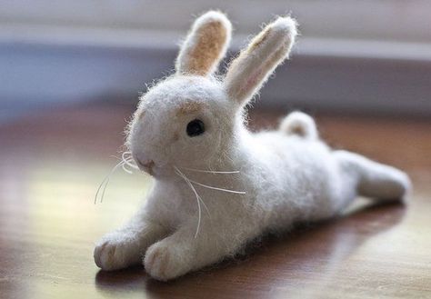 Beautiful needle felted bunny, rabbit video tutorial. Felted Bunny, Needle Felting Diy, Friends Pic, Wool Animals, Needle Felting Tutorials, Felt Bunny, Felt Mouse, Felt Baby, Needle Felting Projects