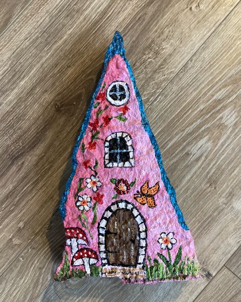 Fairy Rocks, Rock Houses, Painted Houses, Fairy House Diy, Fairy Cottage, Rock Painting Ideas Easy, Diy Fairy, House On The Rock, Rain Garden