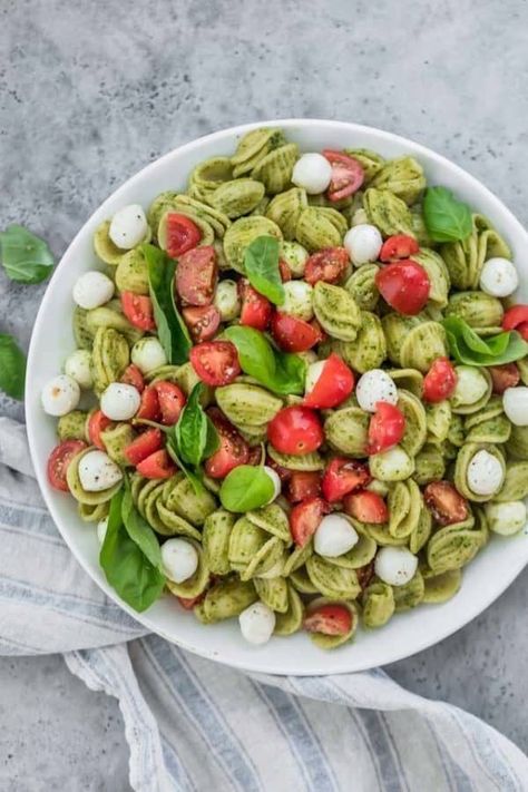 Potluck Sides, Pasta Salad With Pesto, Summer Potluck Dishes, Pesto Food, Pesto Recipes, Sommer Mad, Resep Pasta, Caprese Pasta Salad, Summer Potluck