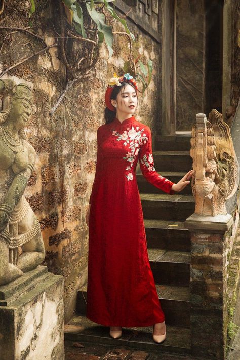 Ao Dai Red, Wedding Ao Dai, Vietnamese Clothing, Vietnamese Wedding, Vietnamese Dress, Dress Alterations, Red Wedding, Beautiful Fashion, Traditional Dresses