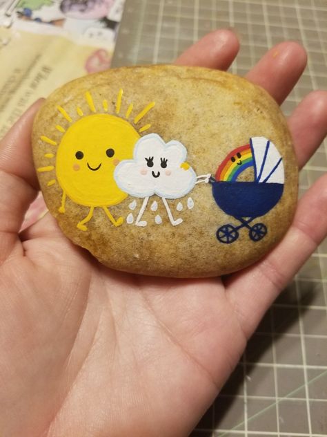 Sun and rain cloud had a baby rainbow painted rock Sun Rock Painting Ideas, Sun Rock Painting, Art Soleil, Sun And Rain, Rainbow Paint, Painted Rocks Kids, Rainbow Painting, Painted Rocks Craft, Rain Cloud