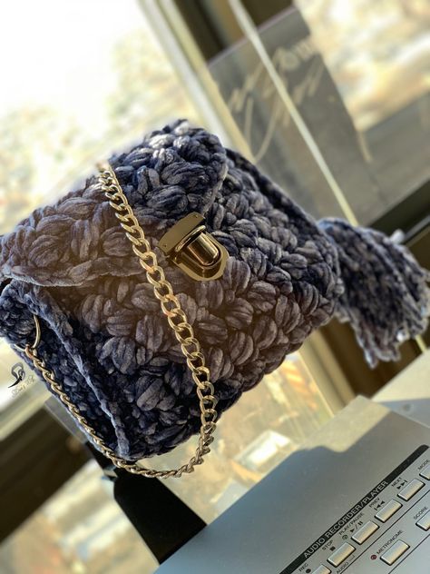 Crochet velvet bag - duaswish Velvet Yarn Crochet Bag, Velvet Crochet Bag, Bag Tutorials, Diy Crafts Crochet, Money Bags, Velvet Yarn, Crochet Bag Tutorials, Yarn Inspiration, Fashion Crochet