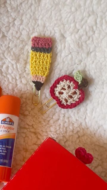 Knit & Crochet wear & specialty gifts on Instagram: "Back to School prep in full force over here! ✏️📚🍎 Small tokens to welcome teacher & student back to school starting with 2 BRAND NEW journal clips from Hugs ! Limited amount coming to my shop this Thursday starting at 8am CST! Grade school to Grad school to Mom, you will want a little clip to keep & to give! 👩‍🏫✏️📚💕🍎 #backtoschool #teachergifts #studentlife #lionbrand #lionbrandyarn #lionbrandyarns #dormlife #collegelife #bulletjournali Crochet School Accessories, Back To School Crochet Ideas, School Crochet Ideas, Teacher Crochet Gifts, Crochet School Supplies, Crochet Gifts For Teachers, Back To School Crochet, Crochet Teacher, Back To School Prep