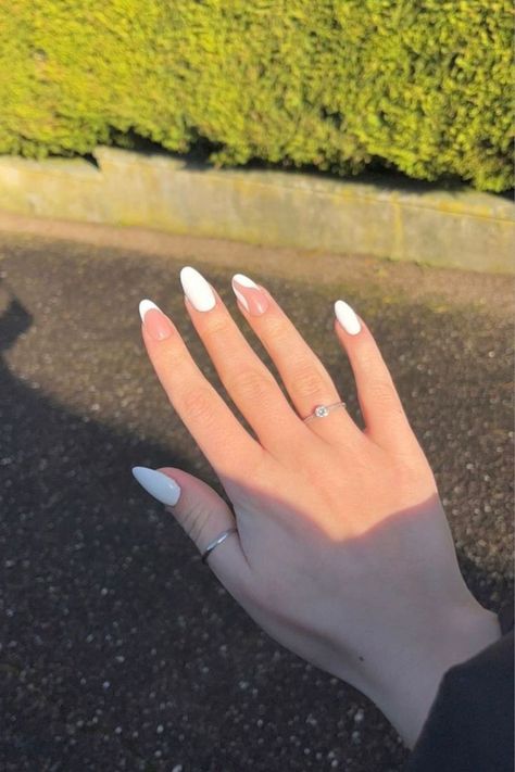 Round White Nail Designs, Cute White Acrylic Nails Almond, Simple Nails That Match Everything, Pretty White Nails Acrylic, Cute Almond Nails White, White Nails With One Design, White Nails Ring Finger Design, White Acrylic Nails With Design Almond, White Nail Designs Almond Shape