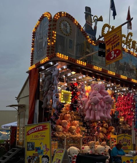 50s Amusement Park, Fall Carnival Aesthetic, Halloween Carnival Aesthetic, Carnival Core, Amusment Parks, Senior Year Scrapbook, Carnival Aesthetic, Carnival Date, Fall Carnival