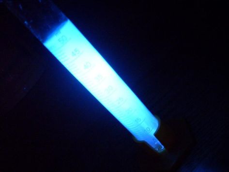 Basic chemistry to make DIY glow stuff Homemade Glow Sticks, Black Light Party Ideas, Light Party Ideas, Sixteen Birthday Party Ideas, Glow Crafts, Glow Jars, Decorating With Sticks, Rave Ideas, Teen Party Games