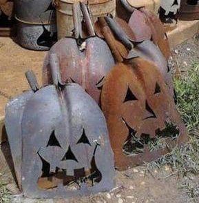 Yard Decoration Ideas, Halloween Decorations Outdoor Porch, Fall Yard Decor, Creative Halloween Decorations, Fall Yard, Creative Pumpkin Painting, Rustic Halloween, Metal Pumpkins, Halloween Decorations Diy Outdoor