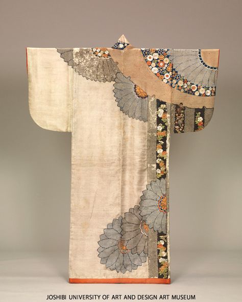 Japón Kosode con nevadas y crisantemos. Período Edo (1603-1868) Siglo XVII Abaya Style, Kimono Design, Kimono Pattern, Beautiful Kimonos, Japanese Embroidery, Japanese Textiles, Edo Period, Kimono Fabric, Japanese Patterns