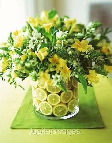 citrus floral arrangement Fruit Bouquet Diy, Lemons And Flowers, Fruit Centerpieces, Fruit Decorations, Wedding Etiquette, Wedding Centerpieces Diy, Diy Centerpieces, Deco Floral, Diy Bouquet