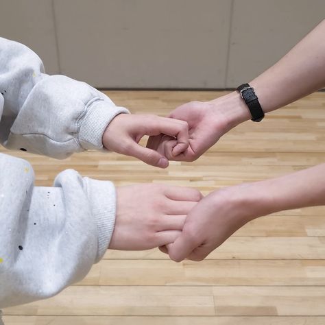 Taegyu Holding Hand, Beomgyu Hands, Beomgyu X Taehyun, Taehyun Details, Beomgyu And Taehyun, Txt Taegyu, Taegyu Txt, Taehyun Beomgyu, Beomgyu Taehyun