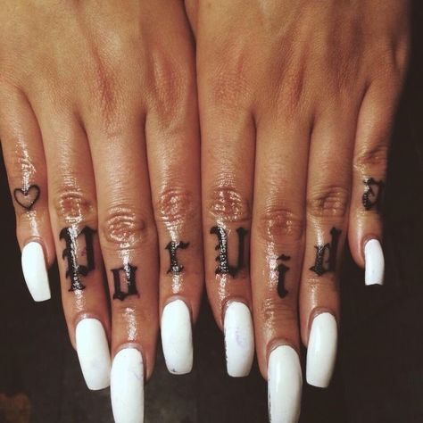 Knuckle Tattoos For Women, Chicano Tattoos Sleeve, Knuckle Tattoos, Stylist Tattoos, Girly Tattoos, Dope Tattoos, Piercing Tattoo, Creative Tattoos, Finger Tattoos