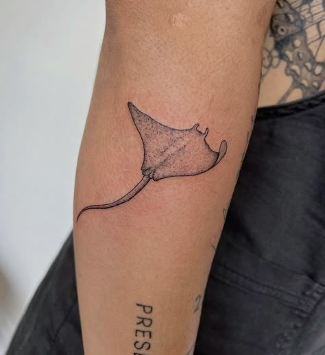 Stingray Shoulder Tattoo, Stingray Arm Tattoo, Key West Tattoo Ideas Simple, Ocean Animal Sleeve Tattoo, Stingray Ankle Tattoo, Spotted Stingray Tattoo, Realistic Stingray Tattoo, Stingray Hip Tattoo, Minimalist Stingray Tattoo