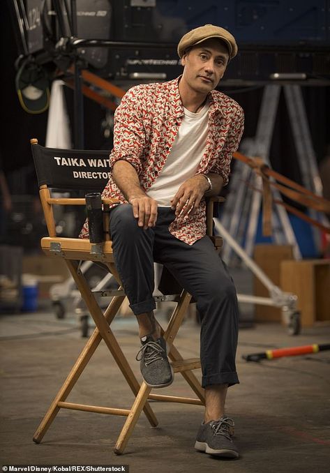 Taika Waititi Directing, Taika Waititi Outfit, Director Outfit Men, Taika Waititi Fashion, Directors Outfit, Taika Waititi Style, Taika Waititi Aesthetic, Filmmaker Outfit, Film Director Outfit