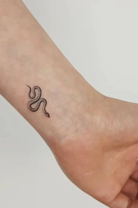 Slytherin Tattoo, Snake Tattoo Meaning, Small Snake Tattoo, Tattoo Leggings, Serpent Tattoo, The Trend Spotter, Snake Tattoo Design, Lip Tattoos, Snake Tattoo