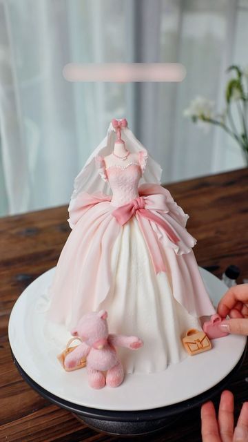 Barbie Dress Cake, Cake For Women, Using Fondant, Royal Iced Cookies, Cake Dress, Beautiful Cake Designs, Tasty Dessert, Elegant Birthday Cakes, Video Inspiration