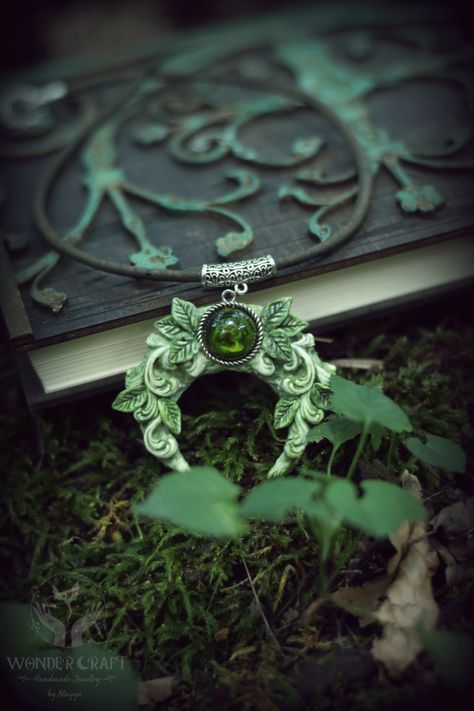 Forest Witch Naturecore Jewelry Green Witch Moon Pendant Nature Witch Accessories Celestial Nature Amulet Crescent Necklacee Green Witch Jewelry, Green Witch Aesthetic, Witch Style, Witch Accessories, Nature Witch, Witch Moon, Forest Witch, Green Moon, Witch Necklace