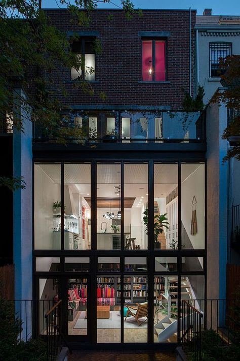 Bold colors defining playful Brooklyn Brownstone Brownstone Exterior, Contemporary Renovation, Nyc Brownstone, Jessica Helgerson, House Contemporary, Brooklyn Brownstone, Awesome Architecture, Brooklyn Apartment, Minimal Living