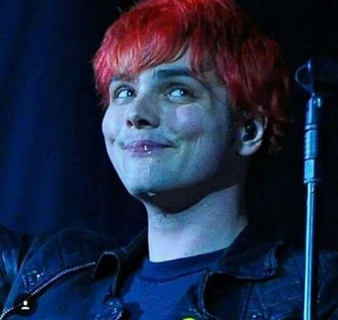 Gerard Way Hair, Gerard Way Green Roots, Gerard Way Short Red Hair, Red Hair Gerard Way, Gerard Red Hair, Gerard Way Red Hair, Gee Way, Red Roots Gerard Way, Characters With Red Hair