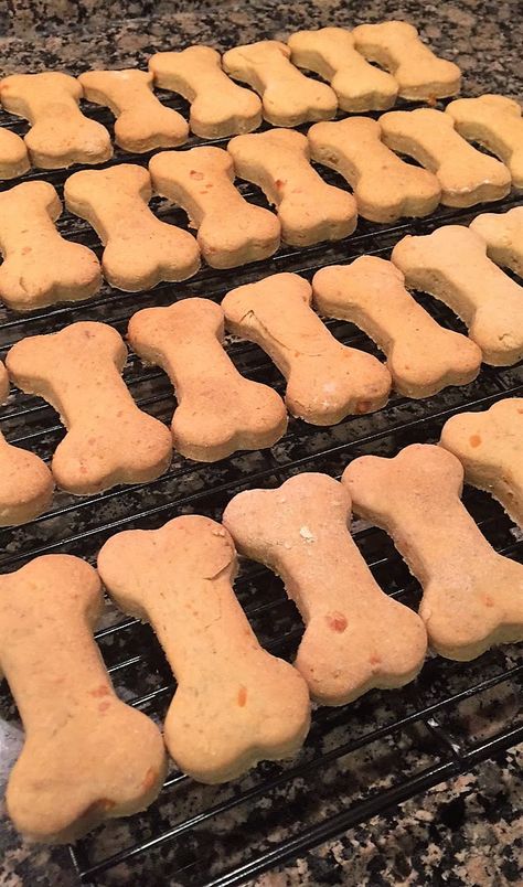 Dog Food Treats, Dog Cookie Recipes, Homemade Dog Cookies, Pet Treats Recipes, Christmas Dog Treats, Easy Dog Treat Recipes, Dog Treats Homemade Easy, Dog Biscuit Recipes, Easy Dog Treats