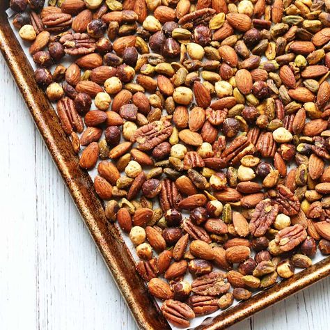 These delicious roasted nuts are coated in olive oil, chili powder, and cayenne pepper and baked in the oven until crispy. Roasted Nuts Recipe, Seasoned Nuts, Spicy Nuts, Baking With Coconut Flour, Salted Nuts, Savory Herb, Nut Recipes, Roasted Nuts, Healthy Food Blogs