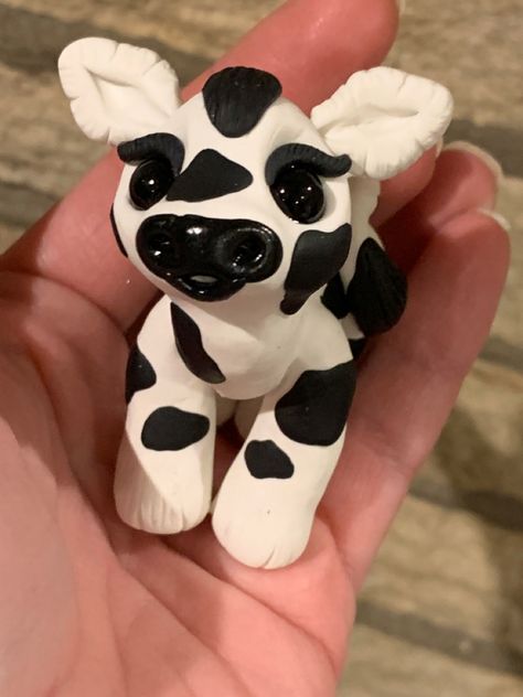 Cute Polymer Clay Figurines, Clay Crafts Cow, Air Dry Clay Cow, Cow Clay Sculpture, Clay Crafts Animals, Cute Polymer Clay Animals, Easy Clay Animals, Clay Animals Sculpture, Cute Clay Animals