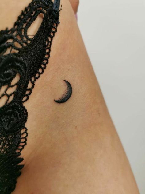 Moon Phase Tattoo Ideas, Moon Tattoo On Hip, Moon Tattoo Hip, Moon Hip Tattoo, Small Hip Tattoos Women, Tattoo Doodles, Pelvic Tattoos, Luna Tattoo, Small Moon Tattoos