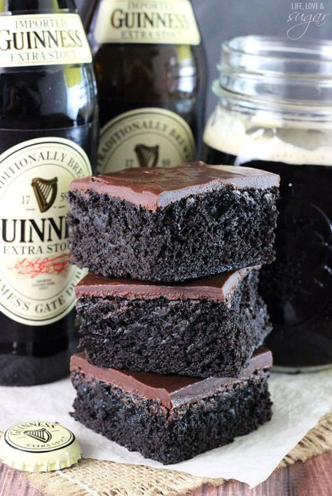 Guiness Deserts, Guiness Brownies Easy, Irish Brownies, Guiness Brownies, Irish Sweets, Guiness Cupcakes, Guinness Brownies, Guinness Recipes, Brownies Decorados