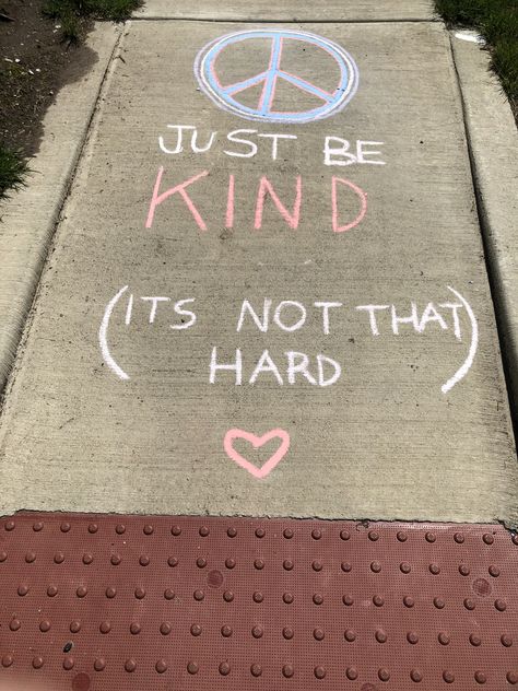 Sidewalk Chalk Affirmations, Sidewalk Chalk Designs, Positive Chalk Art, Chalk Messages, Sidewalk Design, Chalk Art Quotes, Summer Era, Walk Ideas, Fun Chalk Art